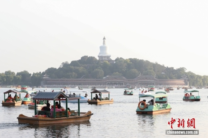 10月7日,国庆节、中秋节假期进入尾声,北京北海公园热度不减,不少市民游客在公园乘船游玩。<a target='_blank' href='/'>中新社</a>记者 杨郁然 摄 10月7日,国庆节、中秋节假期进入尾声,北京北海公园热度不减,不少市民游客在公园乘船游玩。<a target='_blank' href='/'>中新社</a>记者 杨郁然 摄