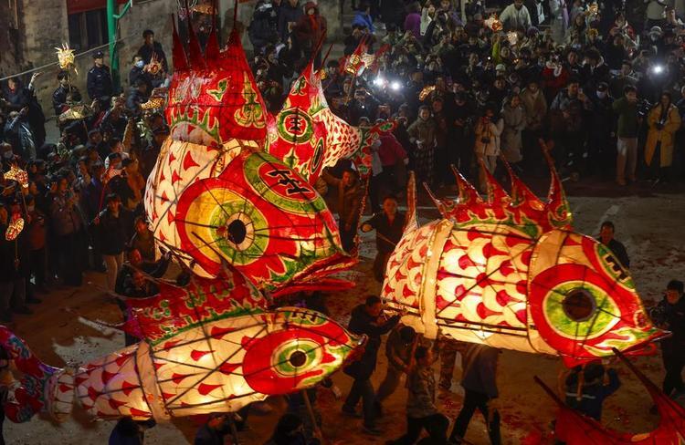 Villagers parade with fish-shaped lanterns in Wangmantian Village of Xitou Town in Shexian County, Huangshan City of east China's Anhui Province, Feb. 10, 2025. (Photo by Shi Yalei/Xinhua)