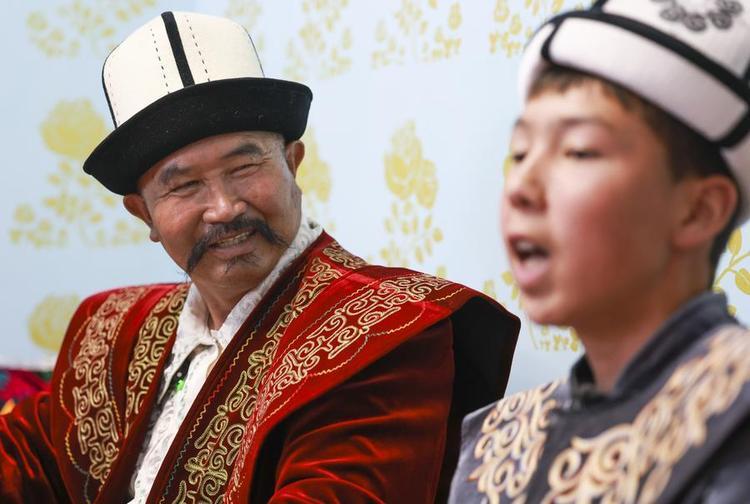 Jangnur Turganbay (L), a renowned inheritor of the "Manas" epic, teaches his apprentice to sing at his home in Artux City, Kizilsu Kirgiz Autonomous Prefecture, northwest China's Xinjiang Uygur Autonomous Region, April 21, 2025. (Xinhua/Wang Fei)