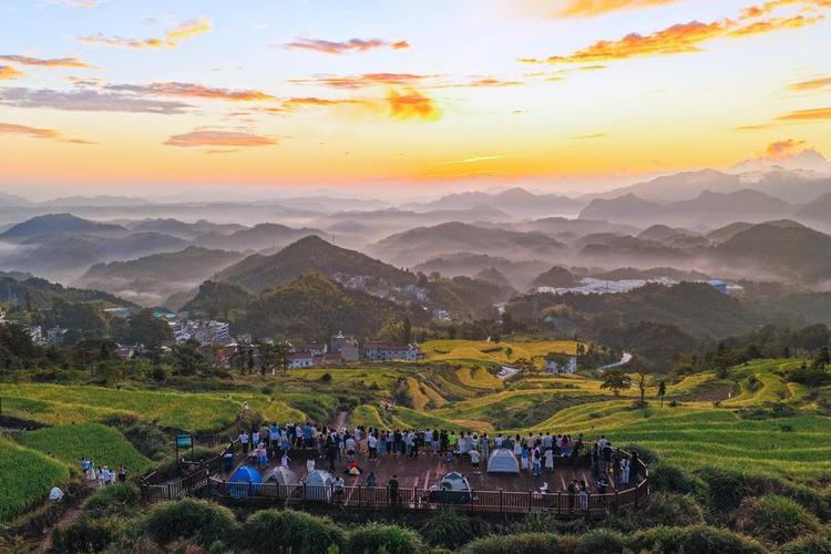 An aerial drone photo taken on Oct. 4, 2025 shows tourists enjoying sunrise scenery at a viewing platform in Tiantai County of Taizhou City, east China's Zhejiang Province. (Photo by Lin Lijun/Xinhua)