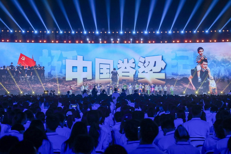 10月12日晚,由中央网信办等部门联合主办的2025“把青春华章写在祖国大地上”大思政课网络主题宣传和互动引导活动在河海大学举行。