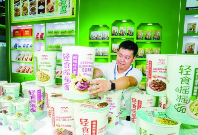 展商正在进行布展工作。 南京日报/紫金山新闻记者 戚珂嘉 摄