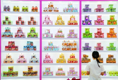 展会现场各种展品琳琅满目。 南京日报/紫金山新闻记者 戚珂嘉 摄