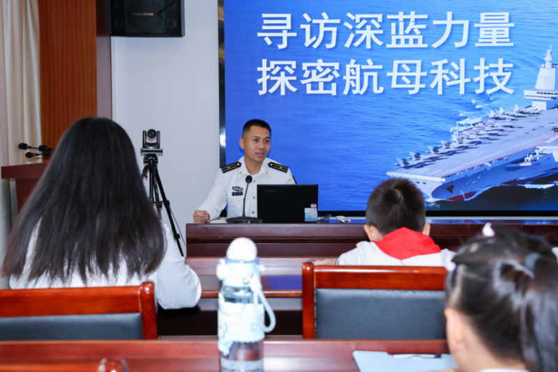 一群人坐在桌子前
AI 生成的内容可能不正确。