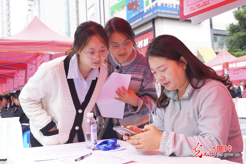 【职引未来】求职招聘“双向奔赴”，稳岗就业精准发力