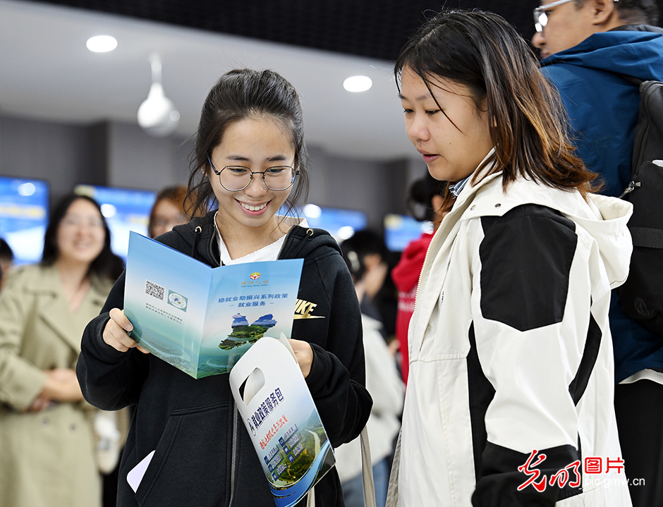 【职引未来】求职招聘“双向奔赴”，稳岗就业精准发力