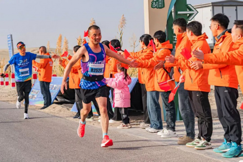 爽跑唐王城!2025图木舒克马拉松赛激情开跑!