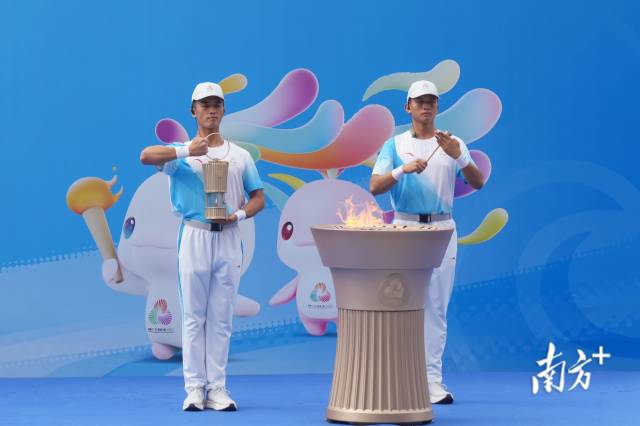 11月2日，火种护卫队员在收火仪式上。