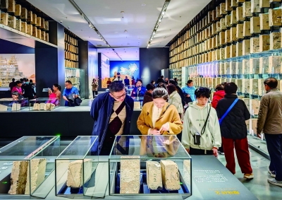 在南京城墙博物馆里，市民游客详细了解南京明城墙历史与文化。