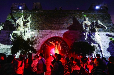 暮色降临，中华门瓮城内上演大型沉浸式光雕艺术演出。