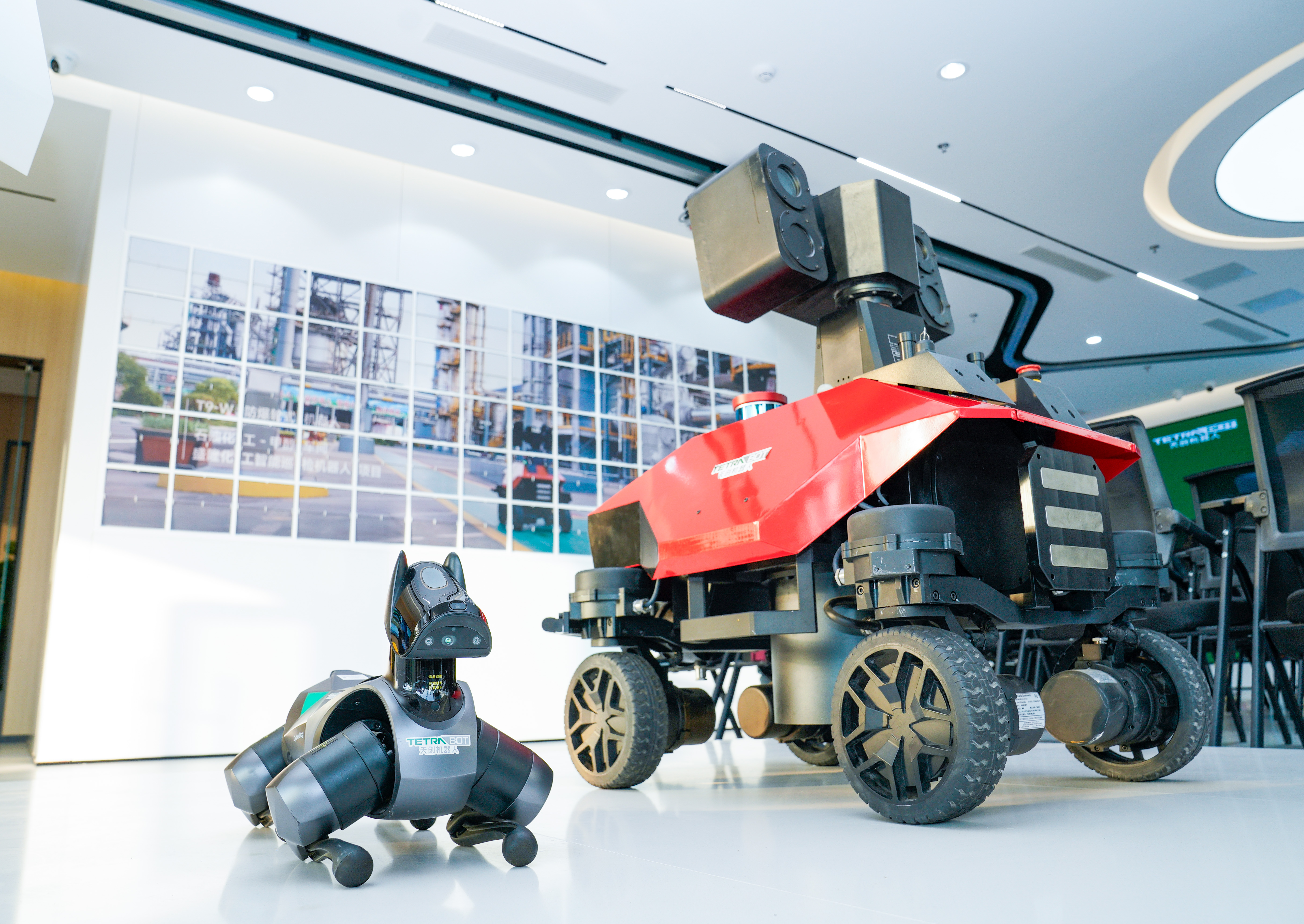 南京天创智能科技股份有限公司研发的多款特种机器人，主要用于巡检、移动充电等。南京日报/紫金山新闻记者 戚珂嘉 摄