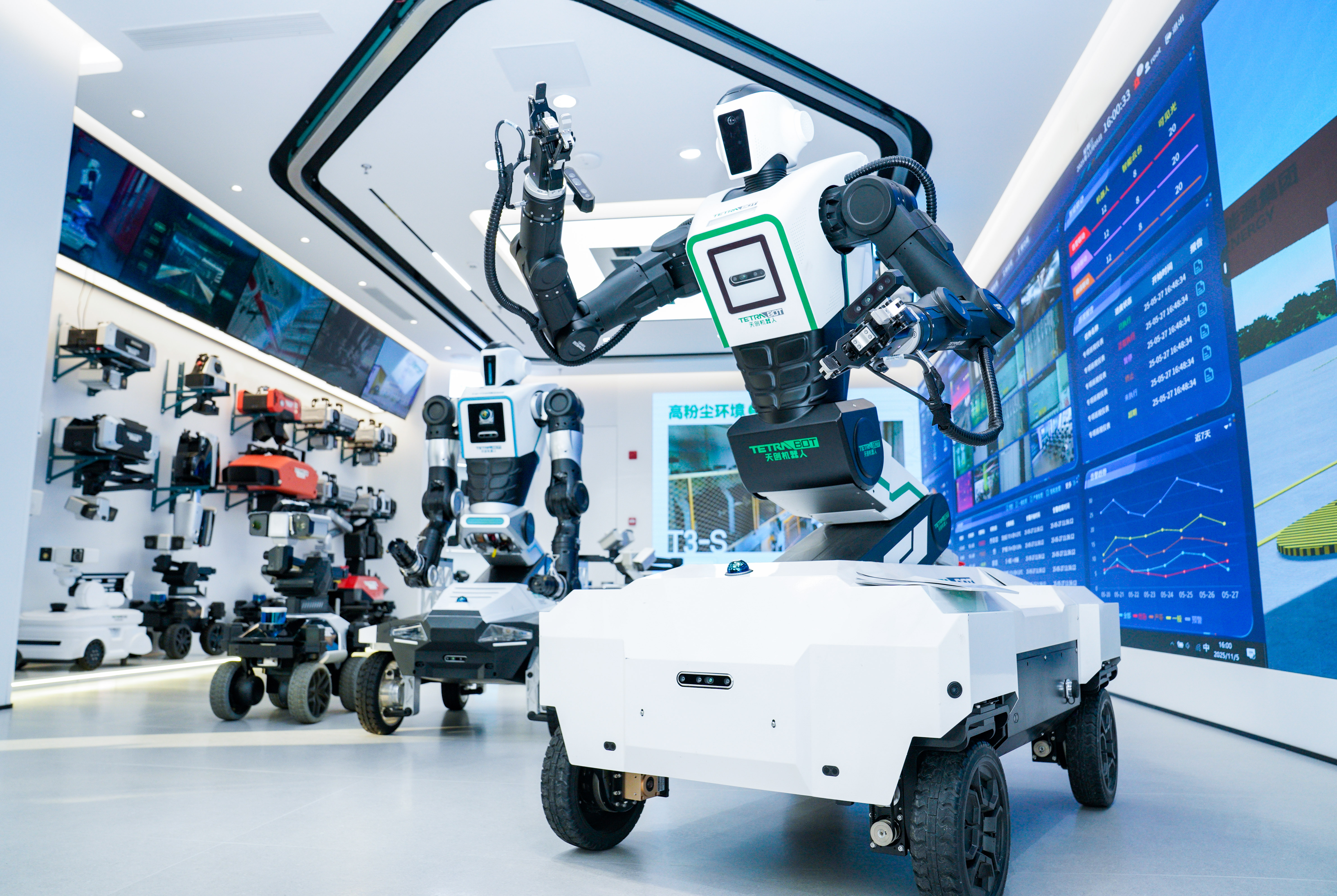 南京天创智能科技股份有限公司研发的“天魁”系列防爆人形机器人。南京日报/紫金山新闻记者 戚珂嘉 摄