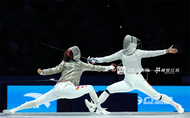 11月16日晚，第十五届全运会击剑比赛在香港启德体育园启德体艺馆举行，来自江苏的击剑女将们表现强势，三名女将杨恒郁、傅颖、钱佳睿帮助江苏包揽该项目的金、银、铜牌。新华日报·交汇点记者 万程鹏 摄