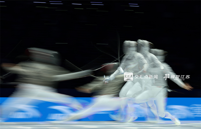 11月16日晚，第十五届全运会击剑比赛在香港启德体育园启德体艺馆举行，来自江苏的击剑女将们表现强势，三名女将杨恒郁、傅颖、钱佳睿帮助江苏包揽该项目的金、银、铜牌。新华日报·交汇点记者 万程鹏 摄