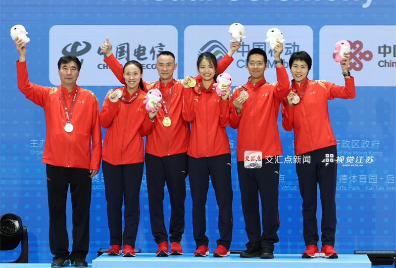 11月16日晚，第十五届全运会击剑比赛在香港启德体育园启德体艺馆举行，来自江苏的击剑女将们表现强势，三名女将杨恒郁、傅颖、钱佳睿帮助江苏包揽该项目的金、银、铜牌。新华日报·交汇点记者 万程鹏 摄