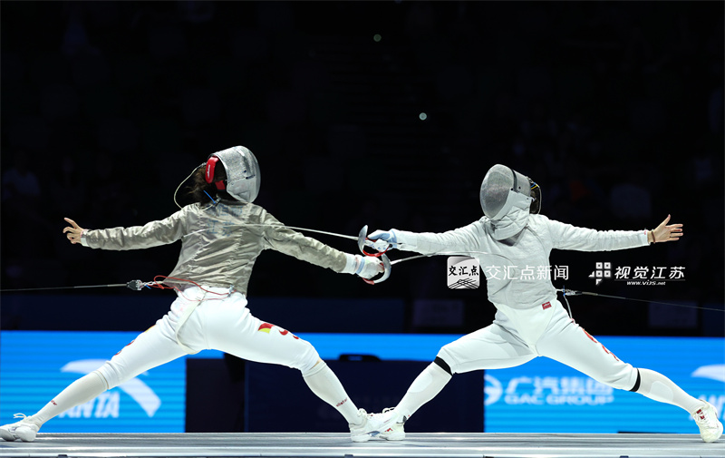 11月16日晚，第十五届全运会击剑比赛在香港启德体育园启德体艺馆举行，来自江苏的击剑女将们表现强势，三名女将杨恒郁、傅颖、钱佳睿帮助江苏包揽该项目的金、银、铜牌。新华日报·交汇点记者 万程鹏 摄