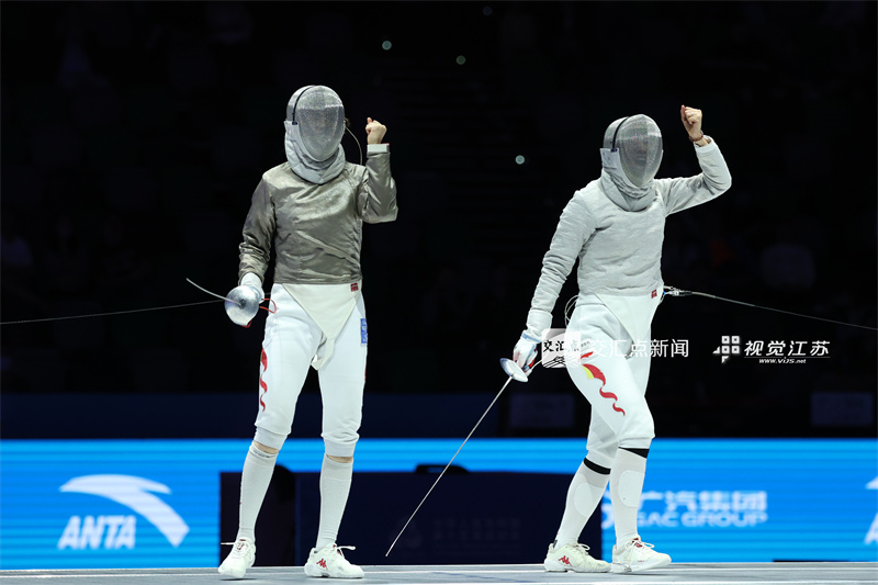 11月16日晚，第十五届全运会击剑比赛在香港启德体育园启德体艺馆举行，来自江苏的击剑女将们表现强势，三名女将杨恒郁、傅颖、钱佳睿帮助江苏包揽该项目的金、银、铜牌。新华日报·交汇点记者 万程鹏 摄