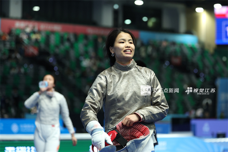 11月16日晚，第十五届全运会击剑比赛在香港启德体育园启德体艺馆举行，来自江苏的击剑女将们表现强势，三名女将杨恒郁、傅颖、钱佳睿帮助江苏包揽该项目的金、银、铜牌。新华日报·交汇点记者 万程鹏 摄