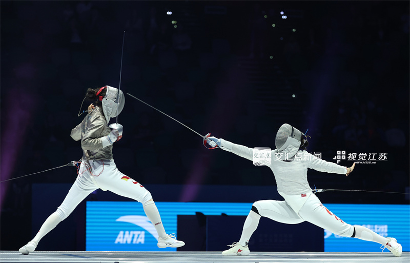 11月16日晚，第十五届全运会击剑比赛在香港启德体育园启德体艺馆举行，来自江苏的击剑女将们表现强势，三名女将杨恒郁、傅颖、钱佳睿帮助江苏包揽该项目的金、银、铜牌。新华日报·交汇点记者 万程鹏 摄
