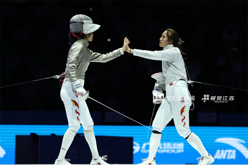 11月16日晚，第十五届全运会击剑比赛在香港启德体育园启德体艺馆举行，来自江苏的击剑女将们表现强势，三名女将杨恒郁、傅颖、钱佳睿帮助江苏包揽该项目的金、银、铜牌。新华日报·交汇点记者 万程鹏 摄