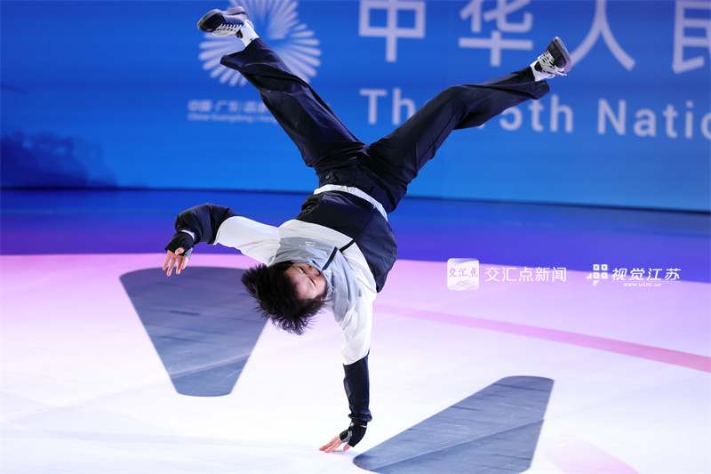 11月18日，第十五届全运会霹雳舞项目在广州体育学院亚运馆火热开赛。来自全国各地的顶尖舞者齐聚广州，以力与美的融合展现霹雳舞的激情与个性魅力，上演活力四射的青春对决。新华日报·交汇点记者 万程鹏 摄