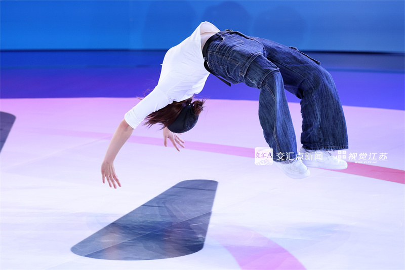 11月18日，第十五届全运会霹雳舞项目在广州体育学院亚运馆火热开赛。来自全国各地的顶尖舞者齐聚广州，以力与美的融合展现霹雳舞的激情与个性魅力，上演活力四射的青春对决。图为江苏选手丁静慧在比赛中。新华日报·交汇点记者 万程鹏 摄