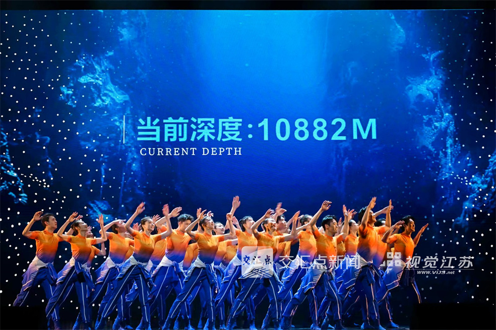 2025年11月27日，江苏省文化艺术政府奖颁奖仪式暨优秀作品惠民展演在江苏大剧院举行。活动现场颁发了“五星工程奖”和“文华奖”两大省级奖项。演出以《江海欢歌》开场，分为“烟火人间”“水韵古今”“星光灿烂”三大篇章，汇聚了戏剧、舞蹈、音乐、杂技等多种艺术形式的获奖佳作，生动呈现了江苏文艺工作者的创作活力与全省文艺事业百花齐放的繁荣景象，让市民共享艺术发展成果。
新华日报·交汇点记者 余萍 蒋文超 摄