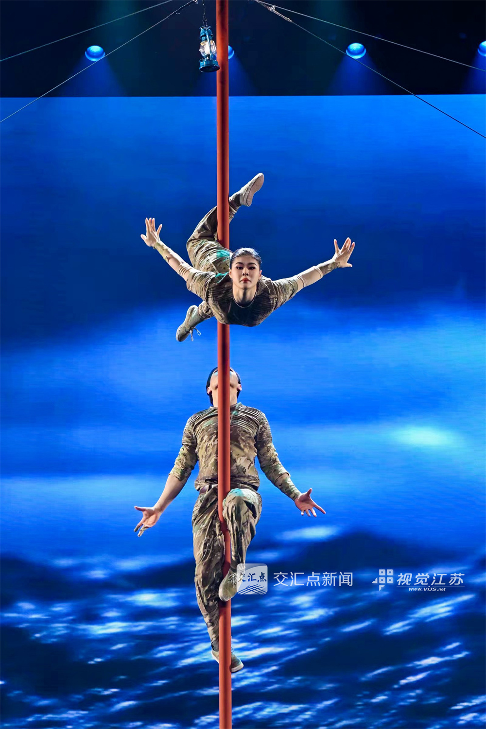 2025年11月27日，江苏省文化艺术政府奖颁奖仪式暨优秀作品惠民展演在江苏大剧院举行。活动现场颁发了“五星工程奖”和“文华奖”两大省级奖项。演出以《江海欢歌》开场，分为“烟火人间”“水韵古今”“星光灿烂”三大篇章，汇聚了戏剧、舞蹈、音乐、杂技等多种艺术形式的获奖佳作，生动呈现了江苏文艺工作者的创作活力与全省文艺事业百花齐放的繁荣景象，让市民共享艺术发展成果。
新华日报·交汇点记者 余萍 蒋文超 摄