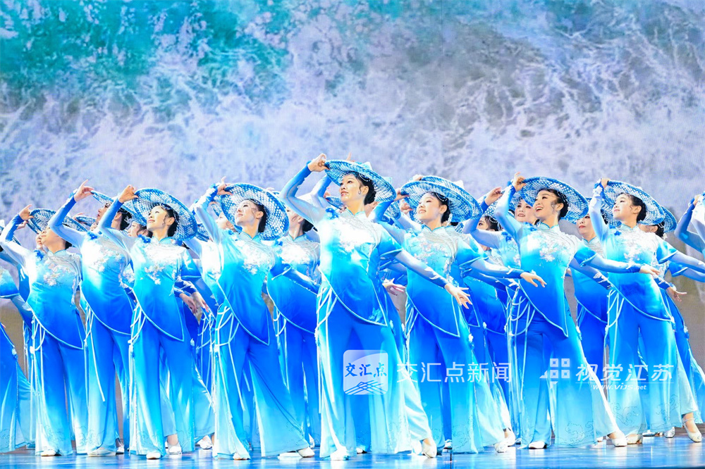 2025年11月27日，江苏省文化艺术政府奖颁奖仪式暨优秀作品惠民展演在江苏大剧院举行。活动现场颁发了“五星工程奖”和“文华奖”两大省级奖项。演出以《江海欢歌》开场，分为“烟火人间”“水韵古今”“星光灿烂”三大篇章，汇聚了戏剧、舞蹈、音乐、杂技等多种艺术形式的获奖佳作，生动呈现了江苏文艺工作者的创作活力与全省文艺事业百花齐放的繁荣景象，让市民共享艺术发展成果。
新华日报·交汇点记者 余萍 蒋文超 摄