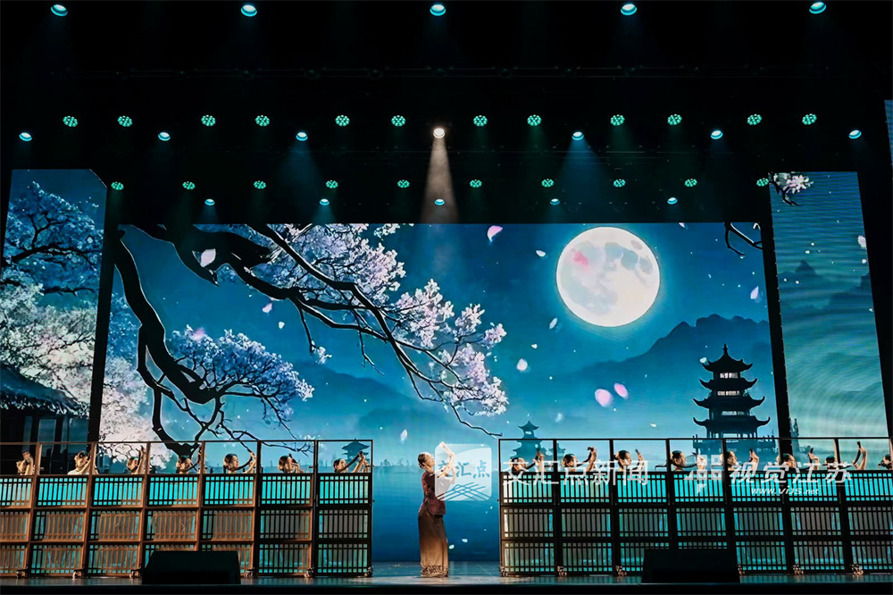 2025年11月27日，江苏省文化艺术政府奖颁奖仪式暨优秀作品惠民展演在江苏大剧院举行。活动现场颁发了“五星工程奖”和“文华奖”两大省级奖项。演出以《江海欢歌》开场，分为“烟火人间”“水韵古今”“星光灿烂”三大篇章，汇聚了戏剧、舞蹈、音乐、杂技等多种艺术形式的获奖佳作，生动呈现了江苏文艺工作者的创作活力与全省文艺事业百花齐放的繁荣景象，让市民共享艺术发展成果。
新华日报·交汇点记者 余萍 蒋文超 摄