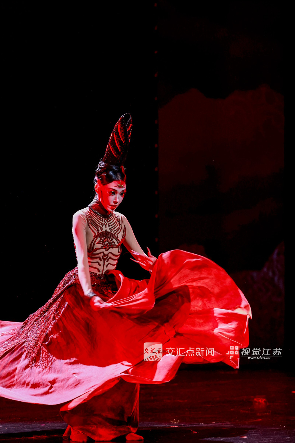 2025年11月27日，江苏省文化艺术政府奖颁奖仪式暨优秀作品惠民展演在江苏大剧院举行。活动现场颁发了“五星工程奖”和“文华奖”两大省级奖项。演出以《江海欢歌》开场，分为“烟火人间”“水韵古今”“星光灿烂”三大篇章，汇聚了戏剧、舞蹈、音乐、杂技等多种艺术形式的获奖佳作，生动呈现了江苏文艺工作者的创作活力与全省文艺事业百花齐放的繁荣景象，让市民共享艺术发展成果。
新华日报·交汇点记者 余萍 蒋文超 摄