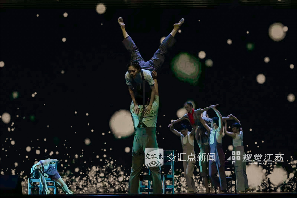 2025年11月27日，江苏省文化艺术政府奖颁奖仪式暨优秀作品惠民展演在江苏大剧院举行。活动现场颁发了“五星工程奖”和“文华奖”两大省级奖项。演出以《江海欢歌》开场，分为“烟火人间”“水韵古今”“星光灿烂”三大篇章，汇聚了戏剧、舞蹈、音乐、杂技等多种艺术形式的获奖佳作，生动呈现了江苏文艺工作者的创作活力与全省文艺事业百花齐放的繁荣景象，让市民共享艺术发展成果。
新华日报·交汇点记者 余萍 蒋文超 摄