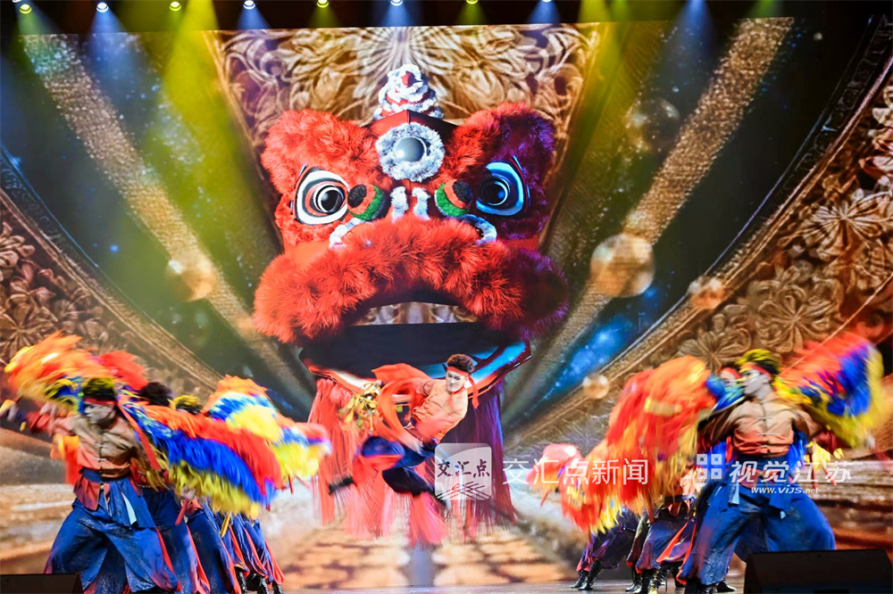 2025年11月27日，江苏省文化艺术政府奖颁奖仪式暨优秀作品惠民展演在江苏大剧院举行。活动现场颁发了“五星工程奖”和“文华奖”两大省级奖项。演出以《江海欢歌》开场，分为“烟火人间”“水韵古今”“星光灿烂”三大篇章，汇聚了戏剧、舞蹈、音乐、杂技等多种艺术形式的获奖佳作，生动呈现了江苏文艺工作者的创作活力与全省文艺事业百花齐放的繁荣景象，让市民共享艺术发展成果。
新华日报·交汇点记者 余萍 蒋文超 摄