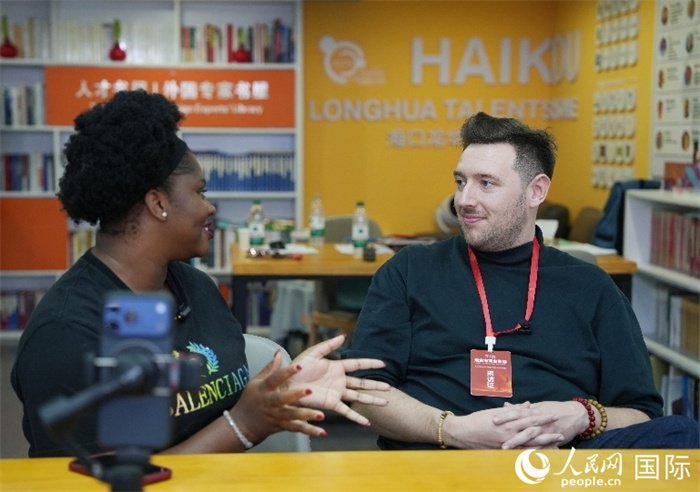 尼日利亚籍创业者马尔维斯·乌福马杜（左一）接受人民网外专柯明可采访。人民网记者 符武平摄
