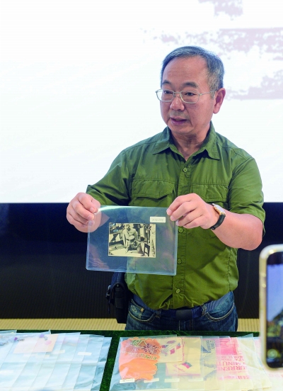 9月2日，侵华日军南京大屠杀遇难同胞纪念馆举行文物史料捐赠仪式。美籍华人鲁照宁捐赠了文物史料，包括报纸、杂志、历史照片等。 南京日报/紫金山新闻记者 孙中元 摄