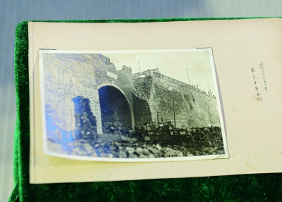 12月5日，侵华日军南京大屠杀遇难同胞纪念馆举行文物史料捐赠仪式，一批揭露侵华日军罪行的文物史料对外公布。图为一张珍贵历史照片，真实定格了侵华日军占领南京前后的情景。 南京日报/紫金山新闻记者 孙中元 摄