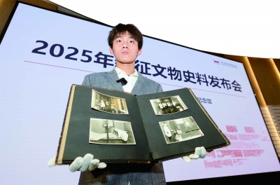 12月5日，侵华日军南京大屠杀遇难同胞纪念馆举行文物史料捐赠仪式，一批揭露侵华日军罪行的文物史料对外公布。图为徐州高中生于聍鹏展示捐赠的侵华日军“花见部队”相册。 南京日报/紫金山新闻记者 孙中元 摄