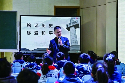 金陵中学龙湖分校小学学生进行《南京大屠杀死难者国家公祭读本》学习。 学校供图
