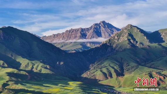 The section of Qilian Mountains located within Qinghai Province. (Photo: China News Service/ Xue Di)