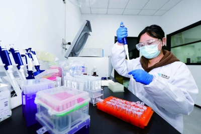 南京征祥医药实验室内，工作人员正在进行抗感染、抗肿瘤领域小分子创新药的研发。