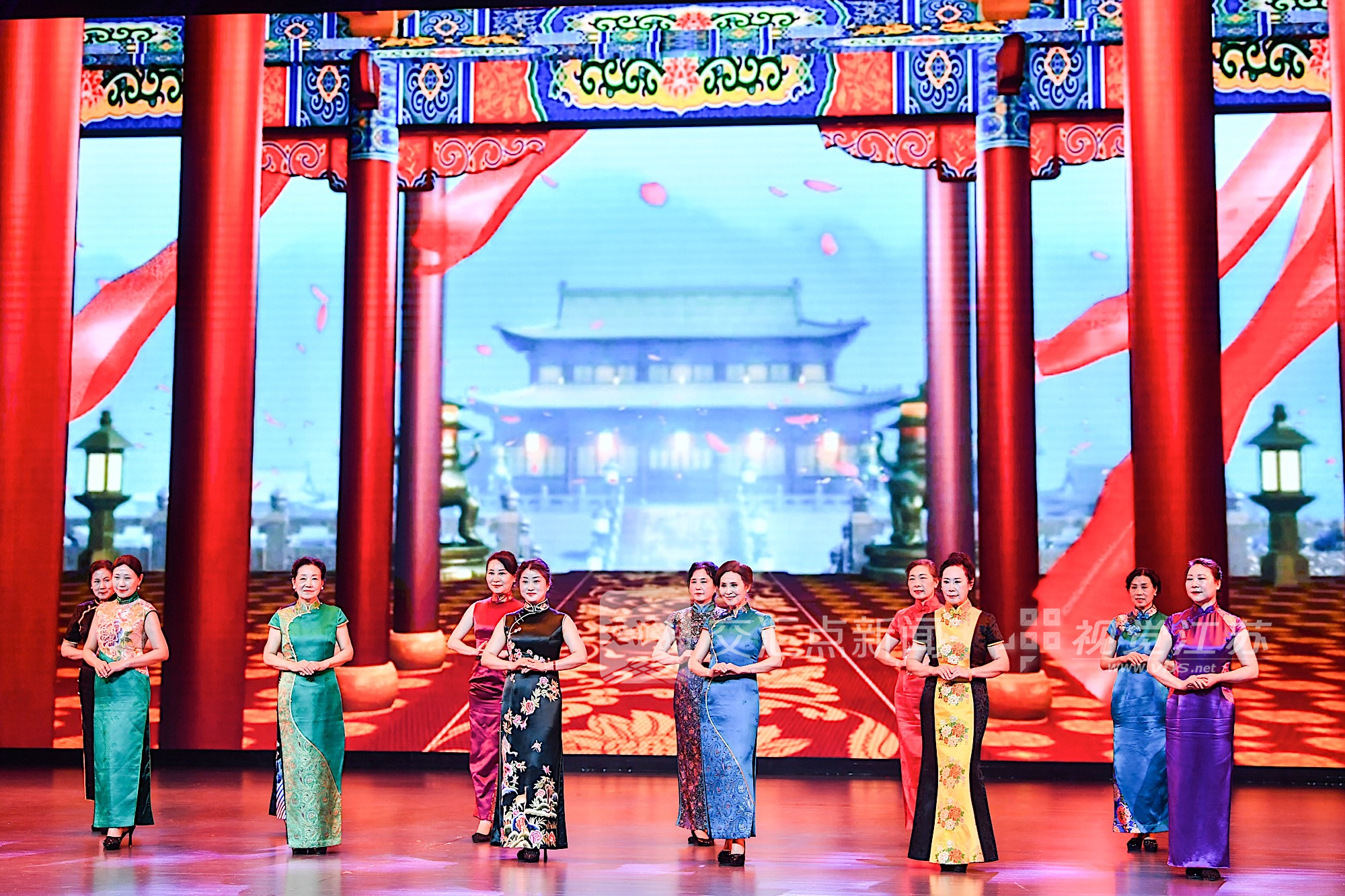 12月30日，“艺起秀2026”中老年迎新汇演在南京市工人文化宫活力启幕。