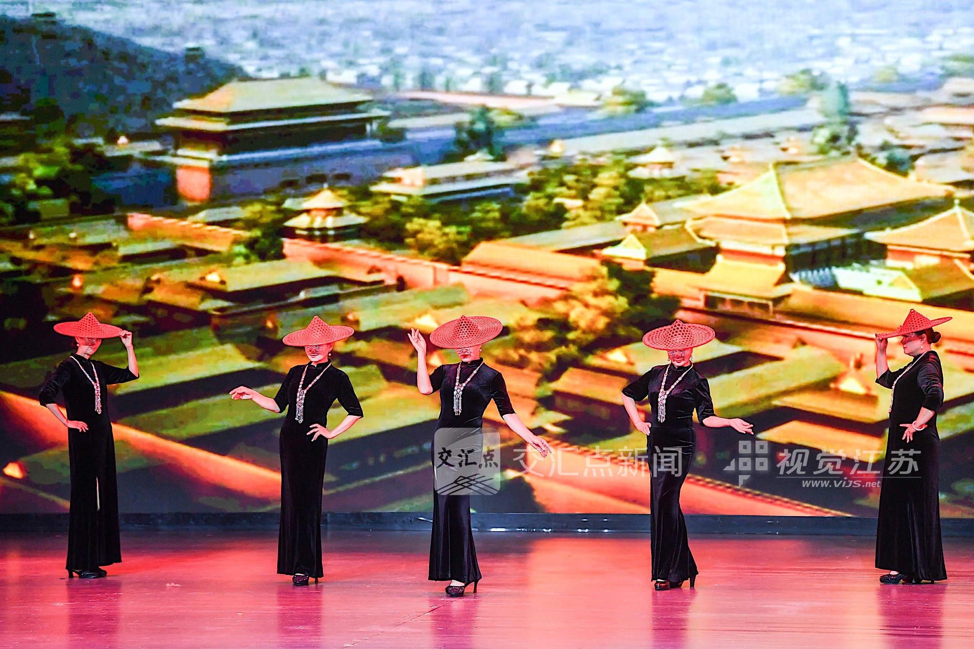 现场光影流转、掌声不断，银发表演者们神采飞扬，生动诠释了“老有所乐、老有所为”的动人风采。