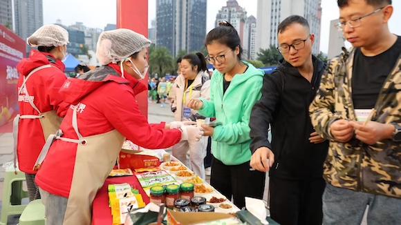 2025重庆涪陵白鹤梁半程马拉松现场的榨菜补给站。受访单位供图