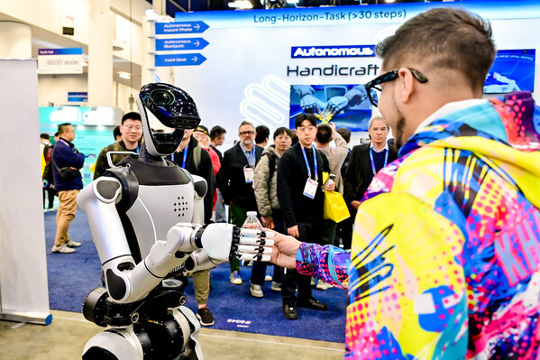 ROBOTERA's Full Size Bipedal Humanoid Robot L7 at CES