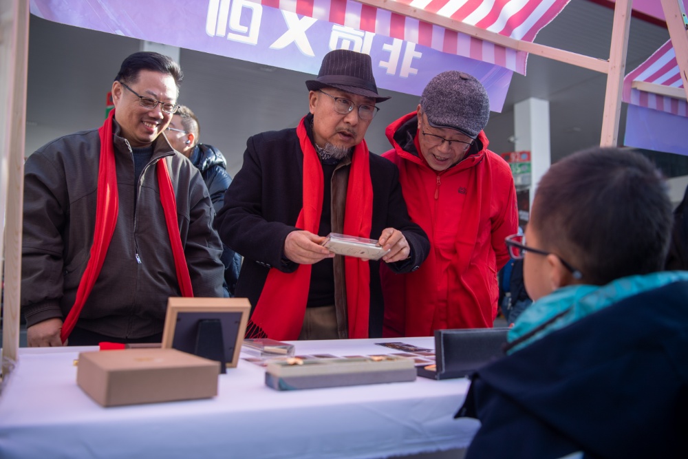 加油站里共创春天的“情书”！ 88岁《新华日报》的浪漫你懂的