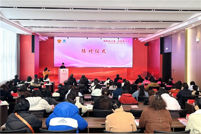 活动现场，来自各街道、企业、社会组织的爱心妈妈代表齐聚一堂，通过工作展示、事迹分享、结对仪式等环节，生动展现了洪山区爱心妈妈群体的奉献精神与大爱情怀。