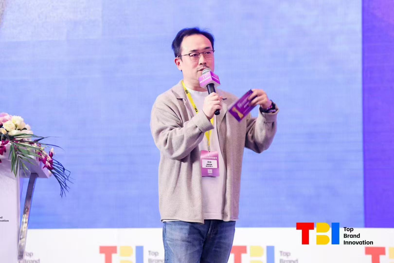 人在刷牙

AI 生成的内容可能不正确。