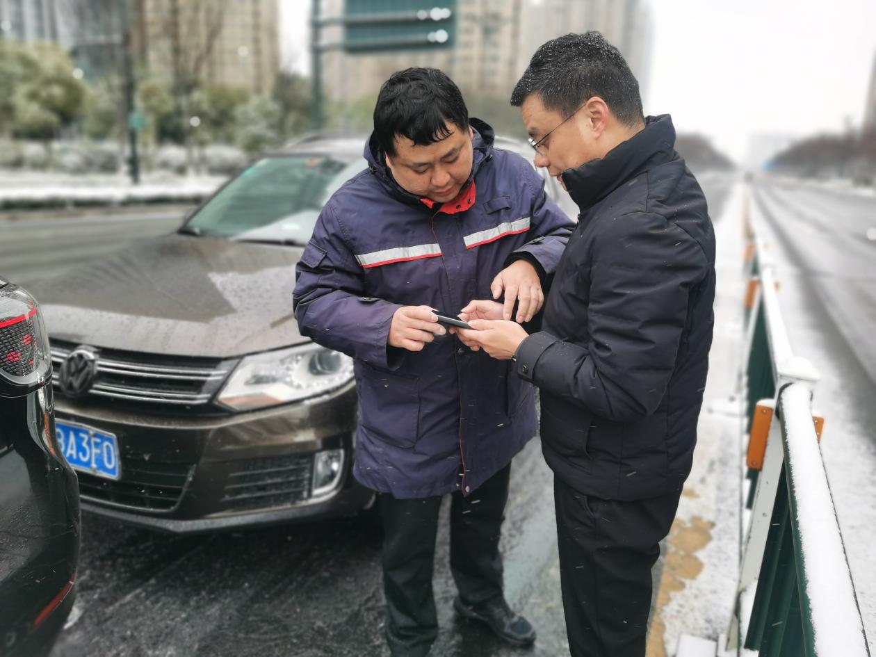 查勘定损员接到报案后，迅速赶赴现场，安抚车主及三者驾驶员情绪，并指导双方使用“龙e处”平台向交警报案，协助客户拍照上传事故资料，确保信息准确无误