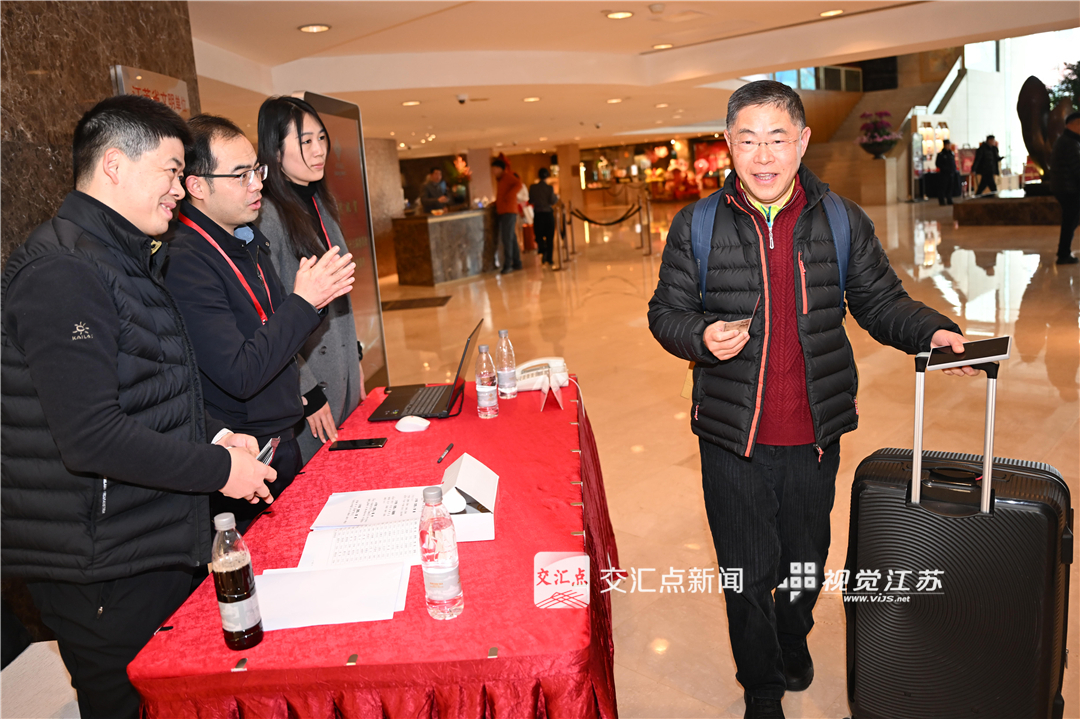 2026年2月1日，出席江苏省政协十三届四次会议的委员们陆续抵达南京，向大会报到。江苏省两会是全省政治生活中的一件大事，来自各行各业的委员带着对经济、民生、文化等多领域的深度思考和调研成果，共商发展大计。新华日报·交汇点记者 余萍 吴俊 赵亚玲 邵丹 摄