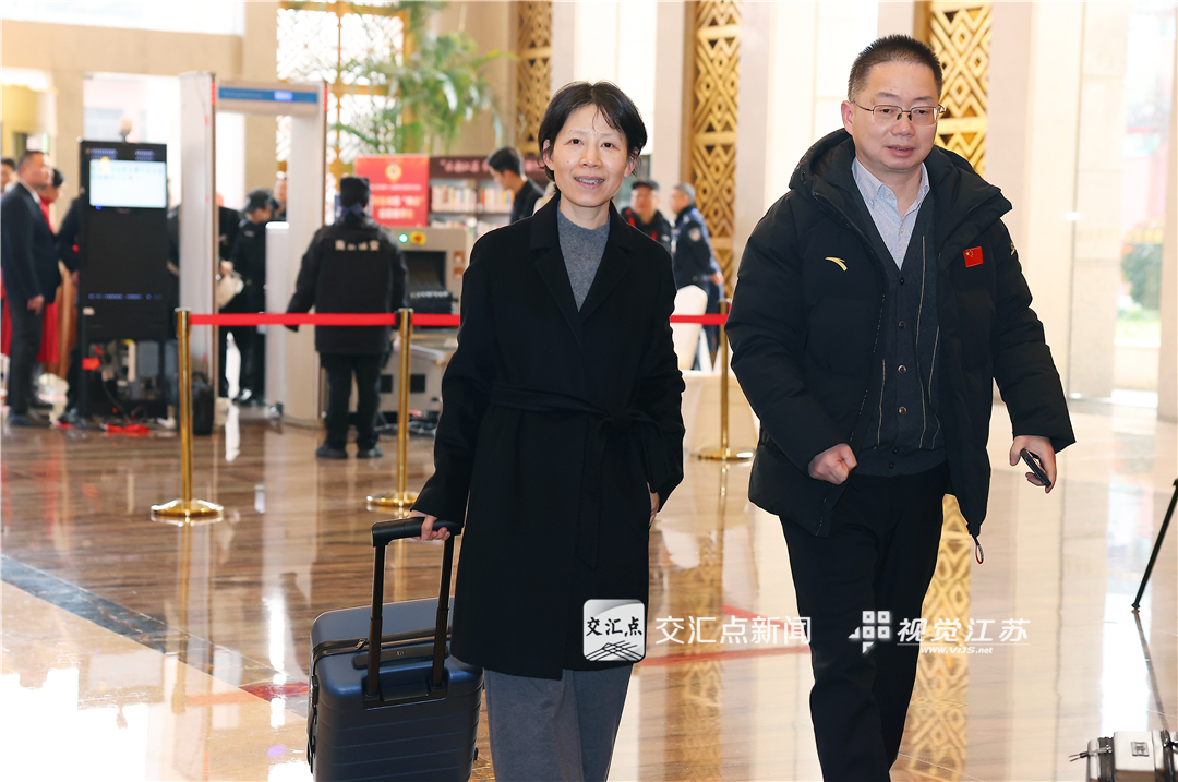 2026年2月1日，出席江苏省政协十三届四次会议的委员们陆续抵达南京，向大会报到。江苏省两会是全省政治生活中的一件大事，来自各行各业的委员带着对经济、民生、文化等多领域的深度思考和调研成果，共商发展大计。新华日报·交汇点记者 余萍 吴俊 赵亚玲 邵丹 摄